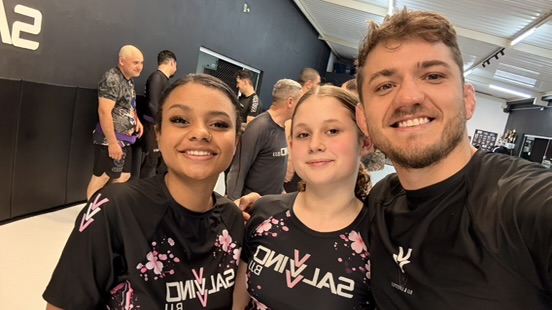 Duas alunas e o professor da Salvino BJJ em selfie na academia