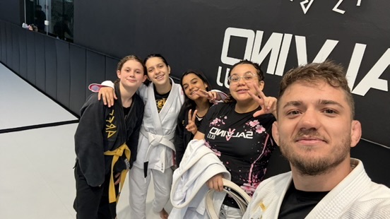 Alunas e o professor da Salvino BJJ em selfie na academia